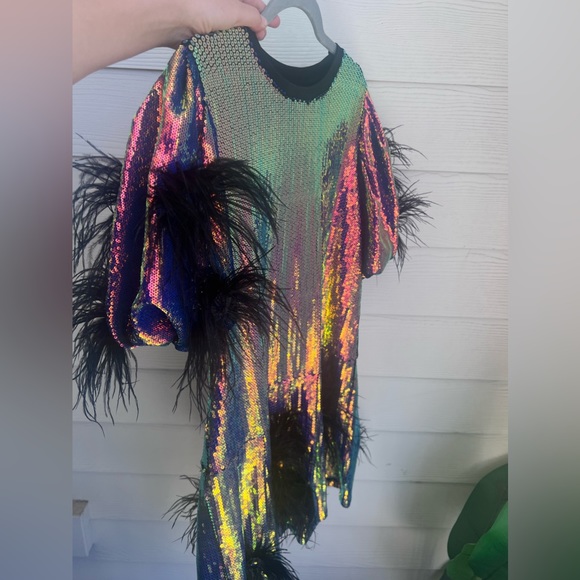 Sparkly feather mini dress with puff sleeves - Picture 2 of 5